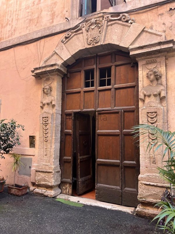 locale commerciale in vendita a Roma in zona Campo Marzio