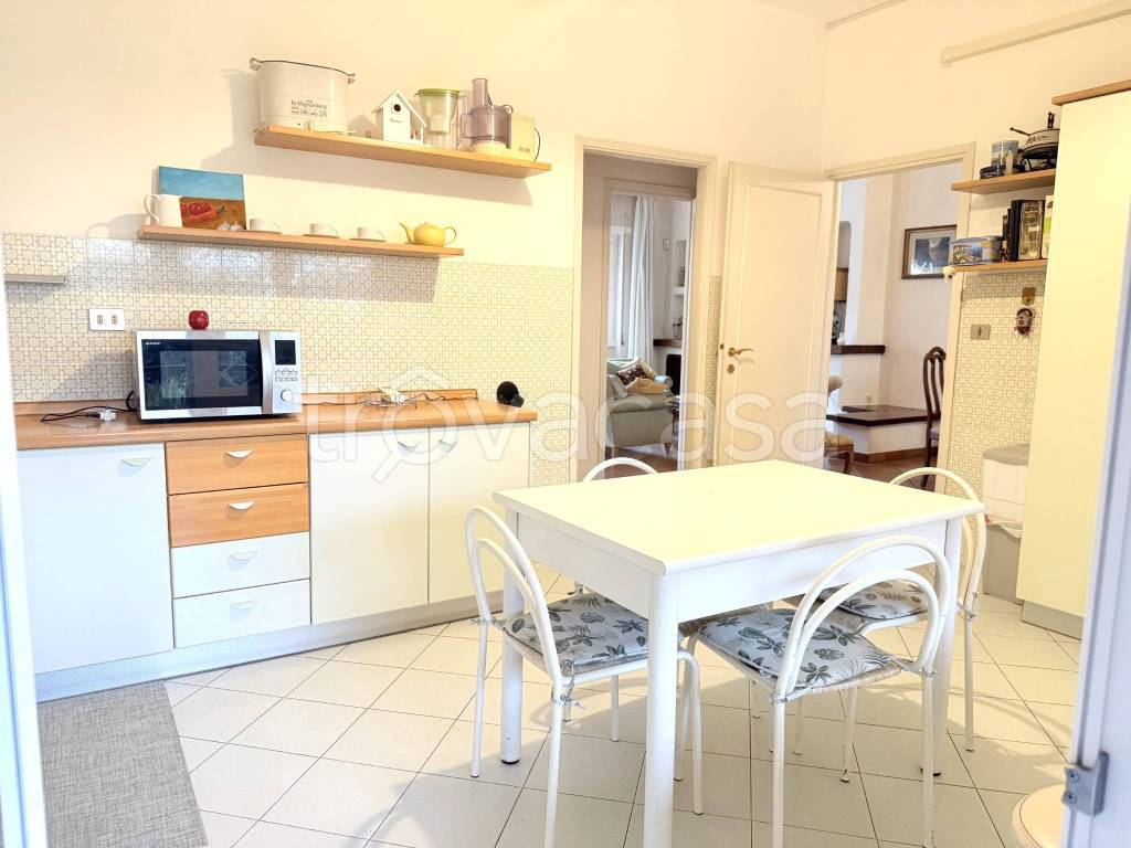 casa indipendente in vendita a Roma in zona Casal Palocco