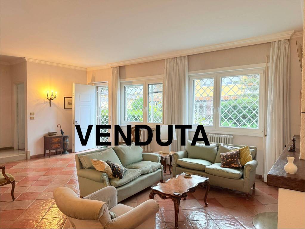 casa indipendente in vendita a Roma in zona Casal Palocco