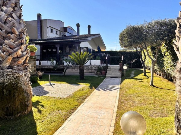 casa indipendente in vendita a Roma in zona Infernetto