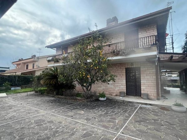 casa indipendente in vendita a Roma in zona Infernetto