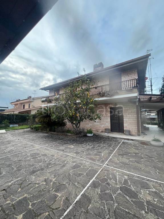 casa indipendente in vendita a Roma in zona Casal Palocco