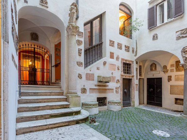 appartamento in vendita a Roma in zona Rione Regola