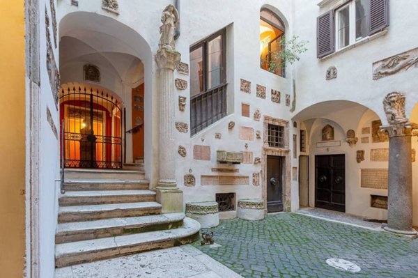 appartamento in vendita a Roma in zona Rione Regola