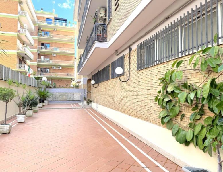 appartamento in vendita a Roma in zona Appio Latino