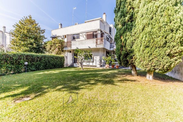 casa indipendente in vendita a Roma in zona Axa