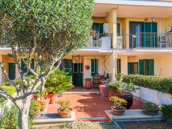 casa indipendente in vendita a Roma in zona Massimina/Casal Lumbroso