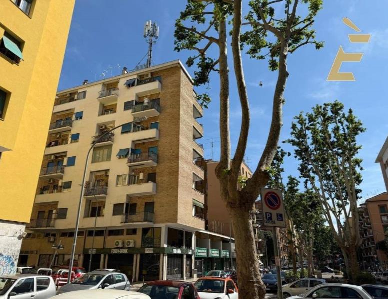 negozio in vendita a Roma in zona Cinecittà