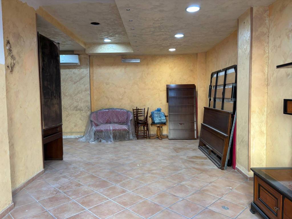 negozio in vendita a Roma in zona Don Bosco