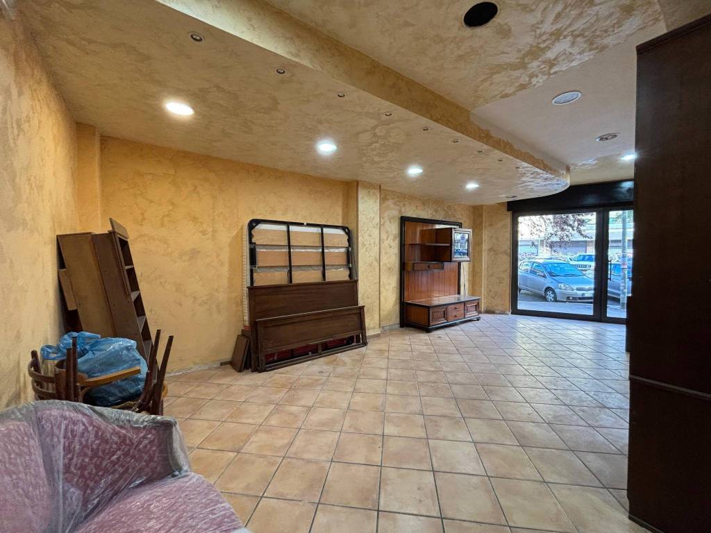 negozio in vendita a Roma in zona Don Bosco