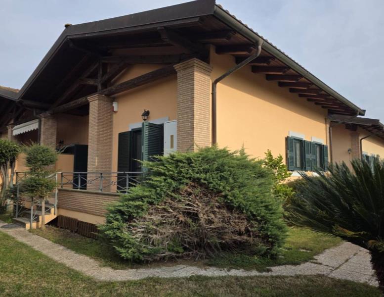 casa indipendente in vendita a Roma in zona Ostia Antica
