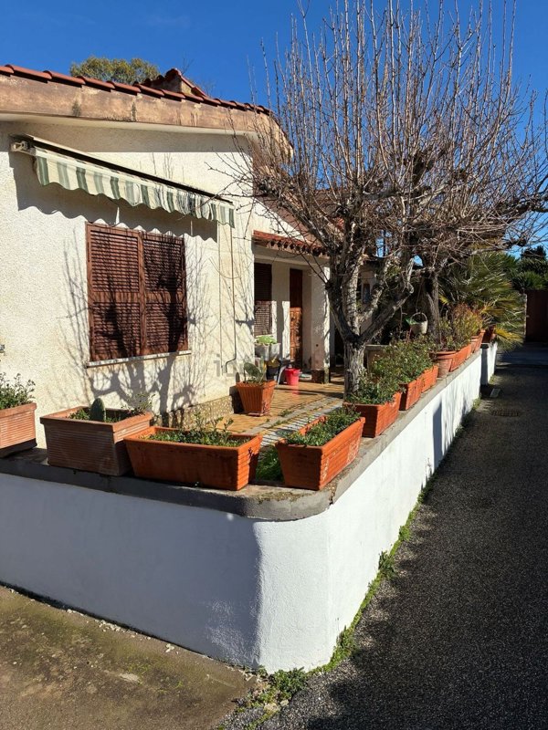 casa indipendente in vendita a Roma in zona Ostia Antica