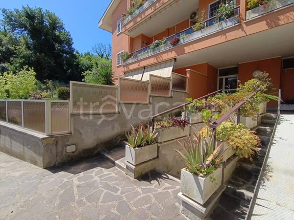 appartamento in vendita a Roma in zona Pantan Monastero
