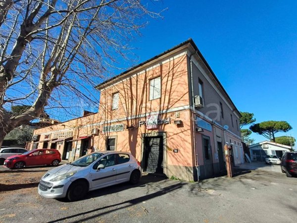 negozio in vendita a Roma in zona Casal Morena
