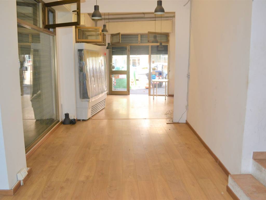 negozio in vendita a Roma in zona Tuscolano