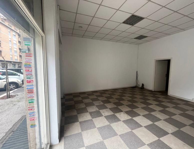 locale commerciale in vendita a Roma in zona Appio Claudio