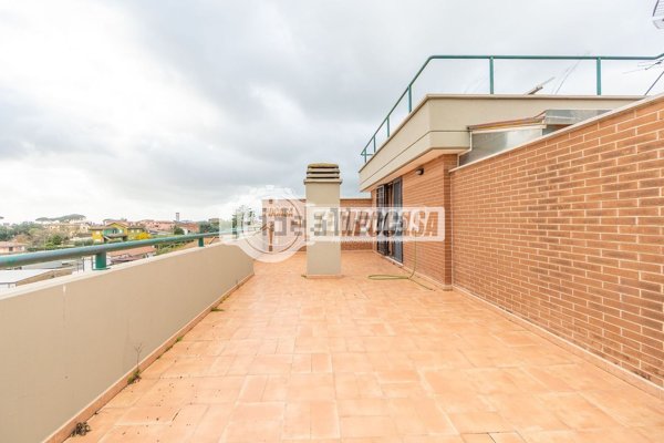 appartamento in vendita a Roma in zona Valle Santa