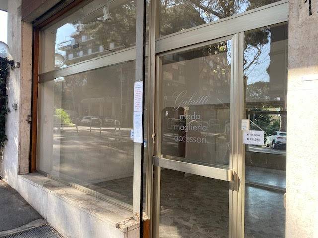 negozio in vendita a Roma in zona Ardeatino