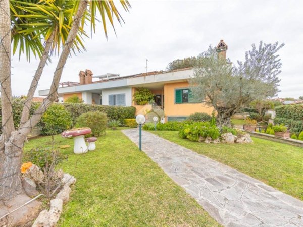 casa indipendente in vendita a Roma in zona Infernetto