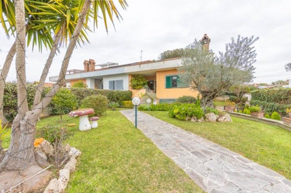 casa indipendente in vendita a Roma in zona Infernetto