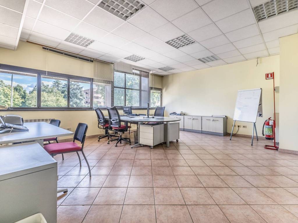 ufficio in vendita a Roma in zona Spinaceto