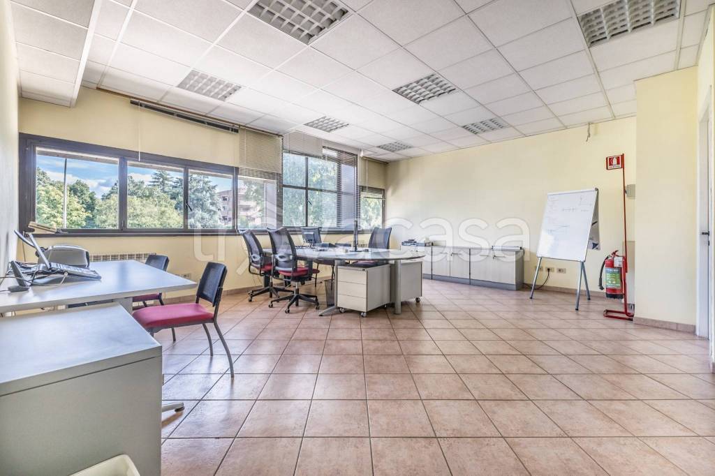 ufficio in vendita a Roma in zona Spinaceto