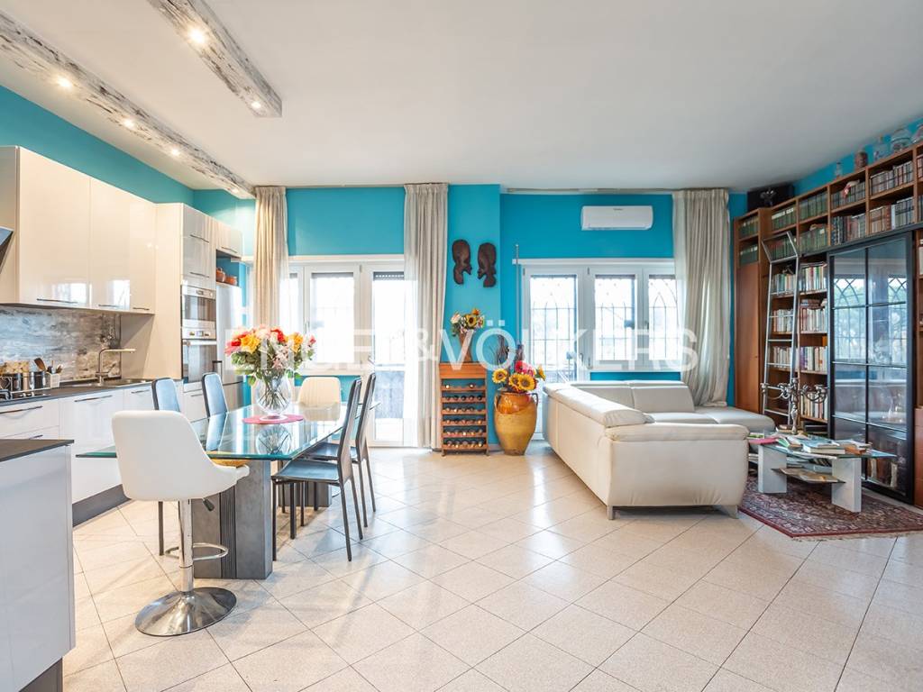 appartamento in vendita a Roma in zona Appio Claudio