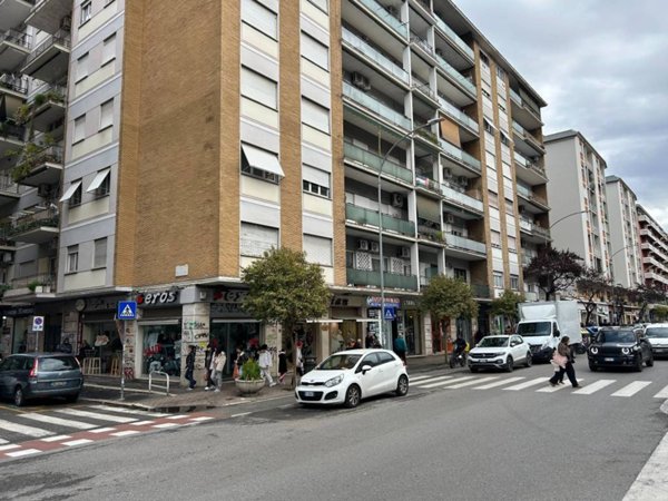 negozio in vendita a Roma in zona Cinecittà