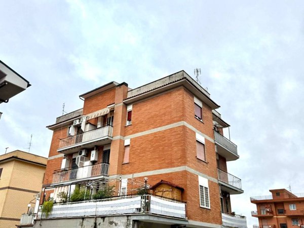 appartamento in vendita a Roma in zona Torre Angela