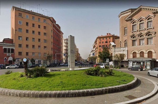 locale commerciale in vendita a Roma in zona Tuscolano