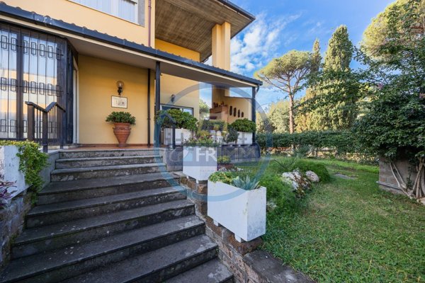 casa indipendente in vendita a Roma in zona Casal Palocco