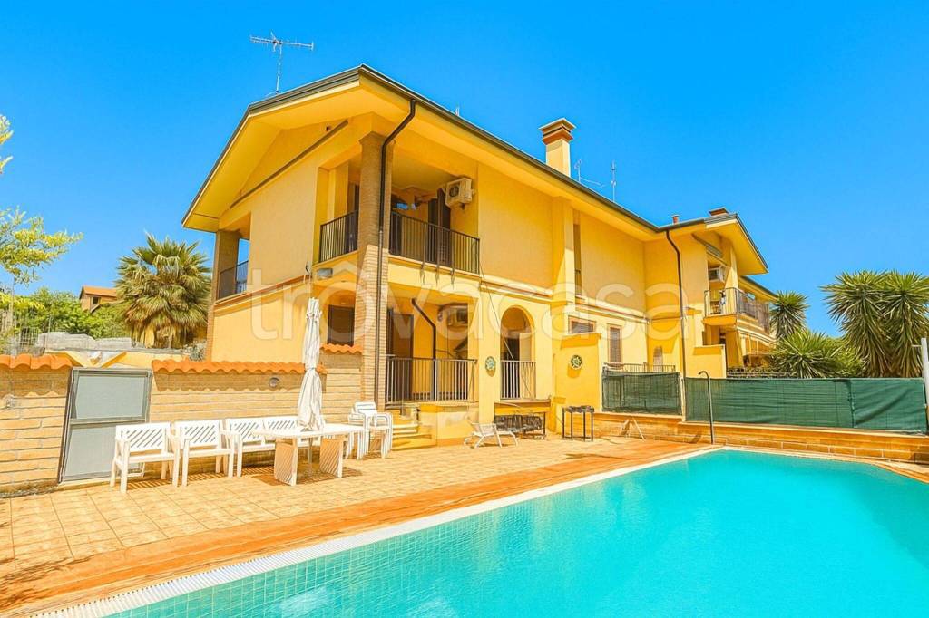 casa indipendente in vendita a Roma in zona Lunghezza