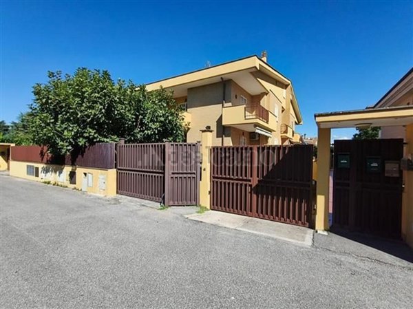 casa indipendente in vendita a Roma in zona Casal Morena