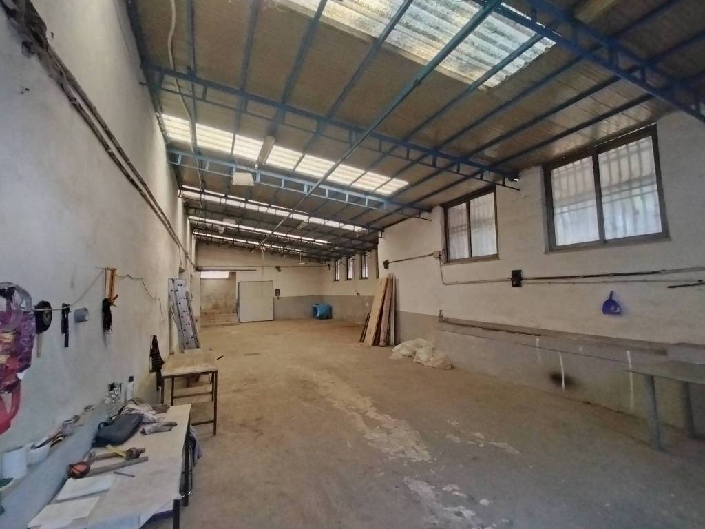 locale commerciale in vendita a Roma in zona Finocchio