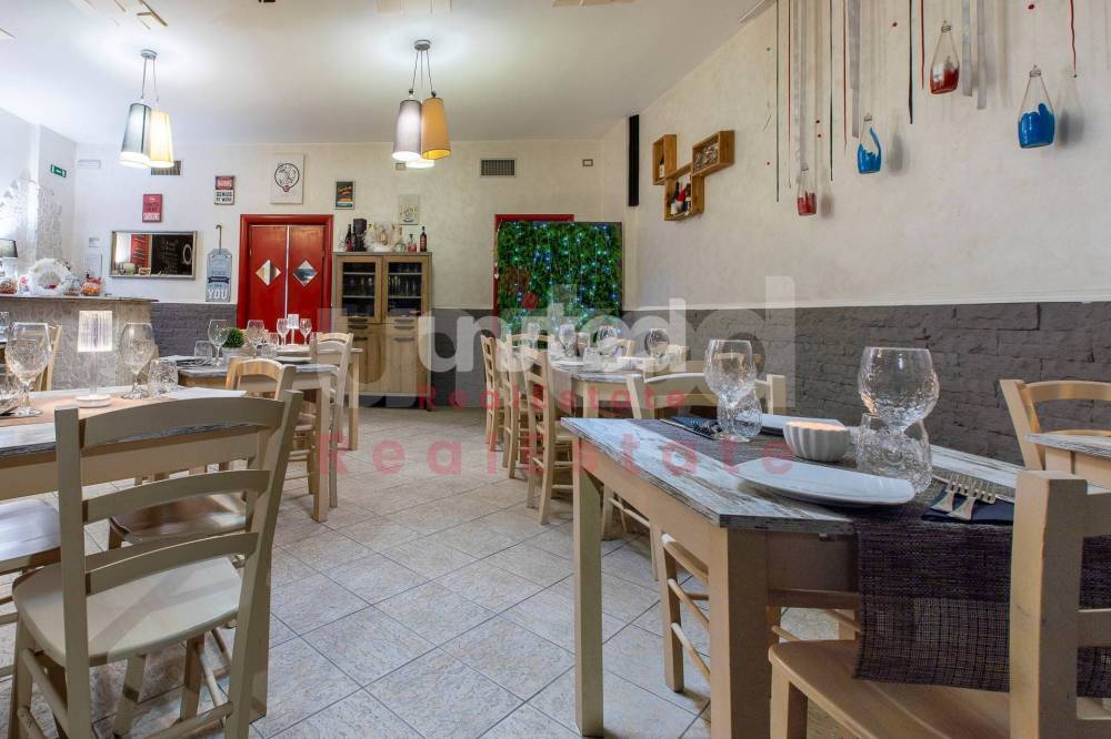 negozio in vendita a Roma in zona Infernetto