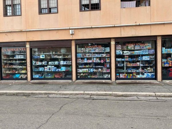 locale commerciale in vendita a Roma in zona Tor Bella Monaca