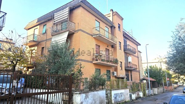 appartamento in vendita a Roma in zona Torre Angela