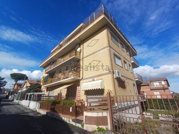 appartamento in vendita a Roma in zona Torrione Cerquetta