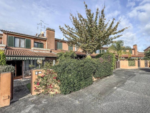 casa indipendente in vendita a Roma in zona Infernetto