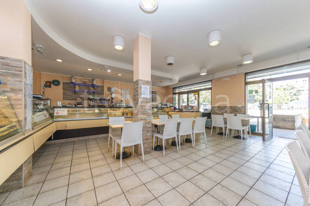 negozio in vendita a Roma in zona Ardeatino