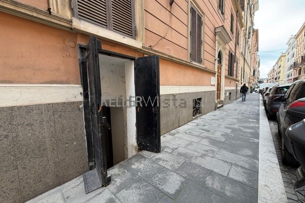 locale commerciale in vendita a Roma in zona Castro Pretorio