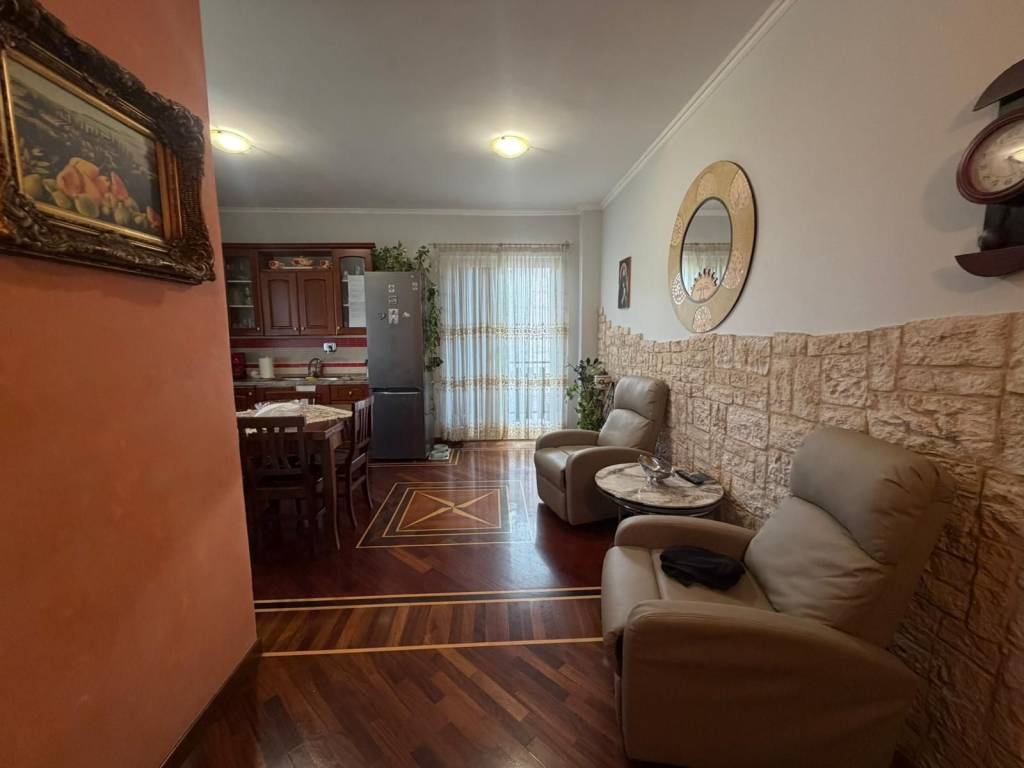 appartamento in vendita a Roma in zona Lago Regillo