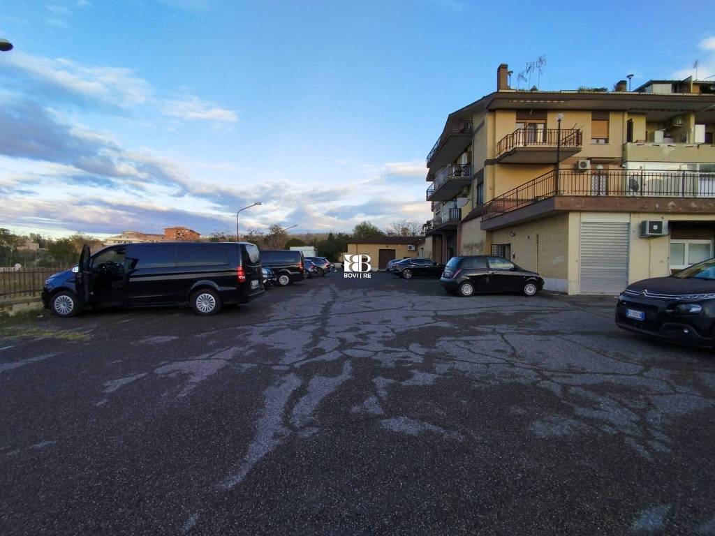 negozio in vendita a Roma in zona Massimina/Casal Lumbroso