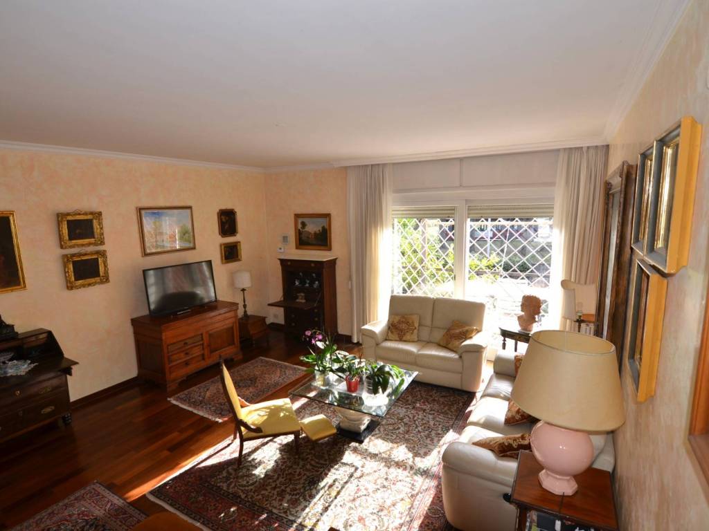 casa indipendente in vendita a Roma in zona Casal Palocco