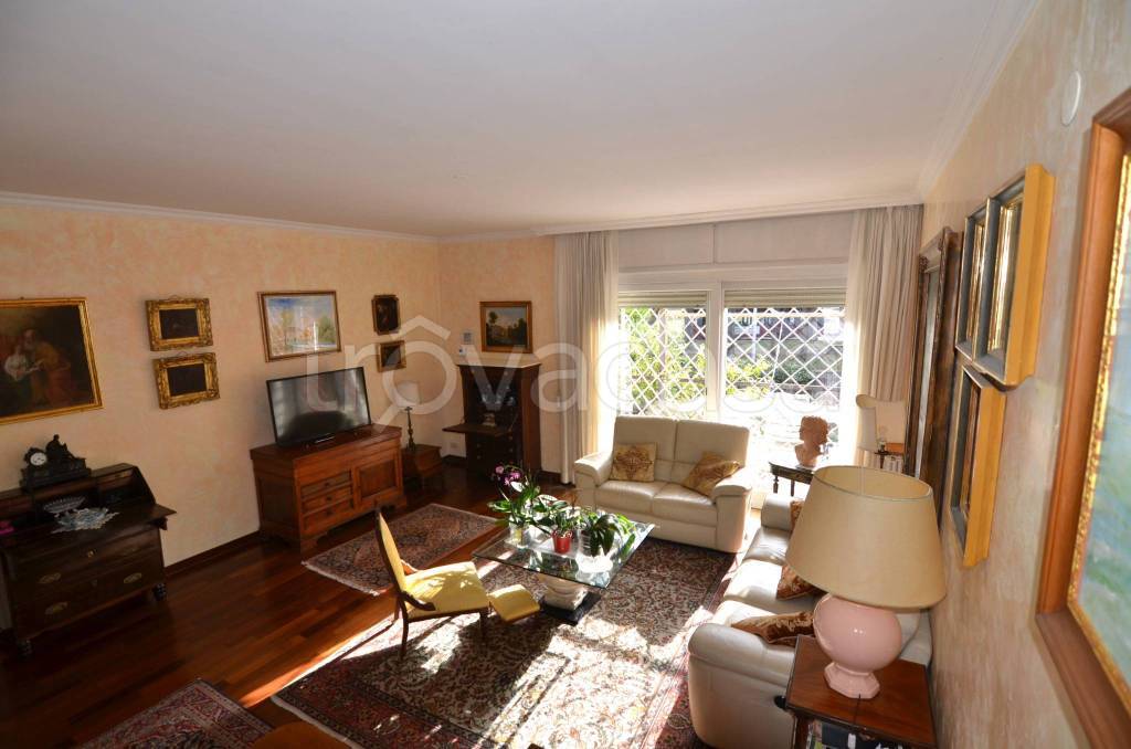 casa indipendente in vendita a Roma in zona Casal Palocco