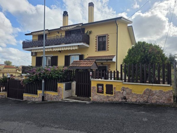 casa indipendente in vendita a Roma in zona Finocchio