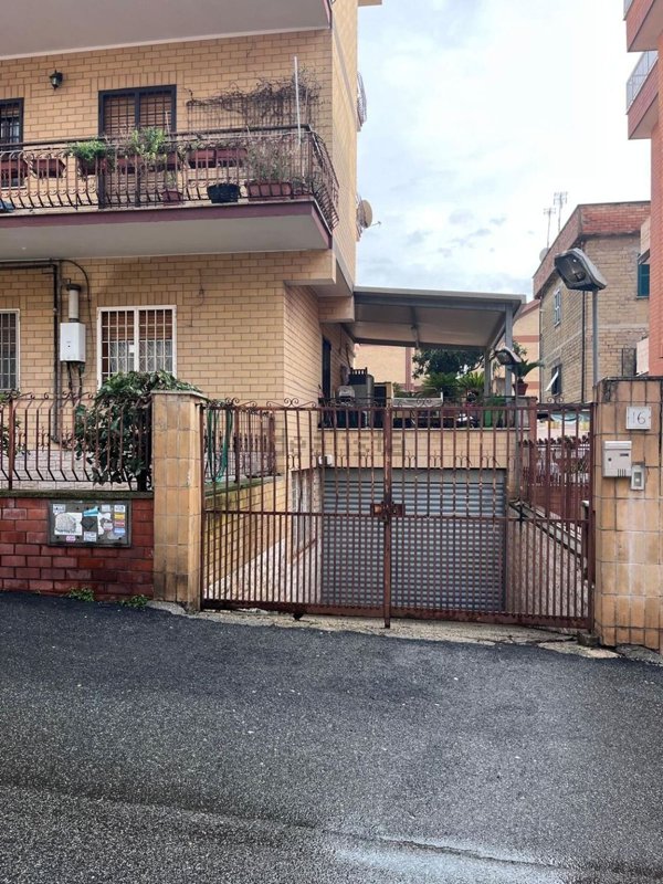 locale di sgombero in vendita a Roma in zona Torre Angela