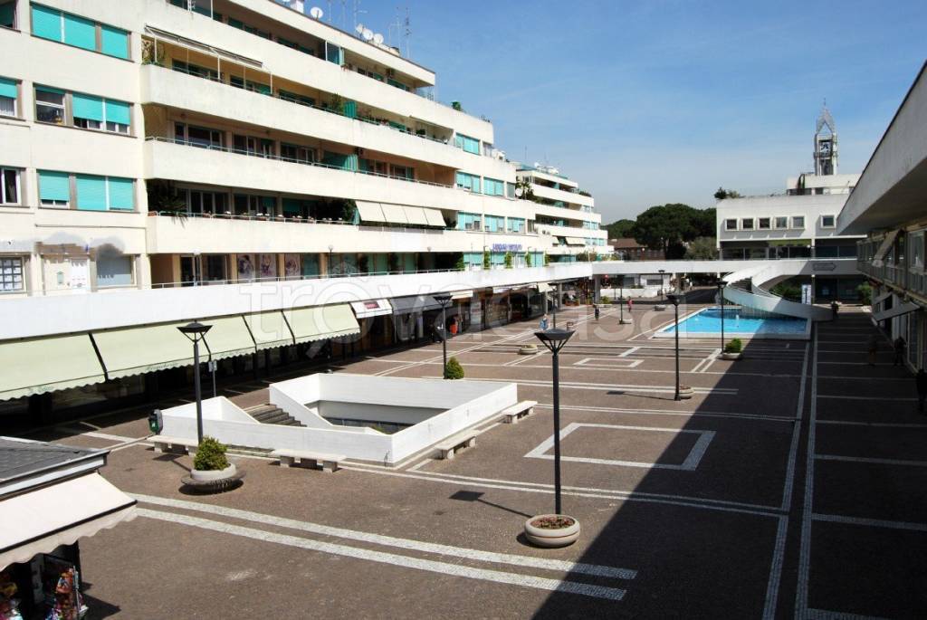 negozio in vendita a Roma in zona Casal Palocco