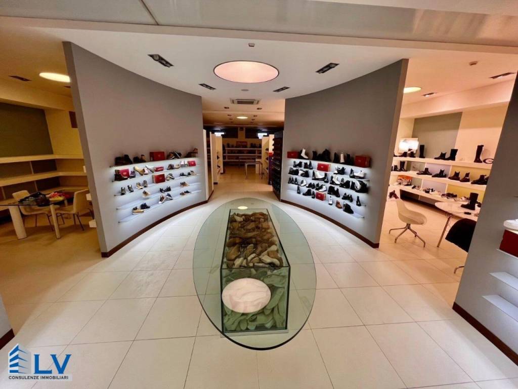 negozio in vendita a Roma in zona Massimina/Casal Lumbroso