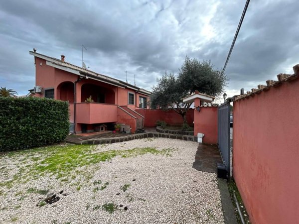 casa indipendente in vendita a Roma in zona Casal Palocco